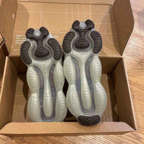 NEW IN BOX Nike Women Air Max Sneakers in Gray and Teal, Size 7.5 - Picture 4 of 4